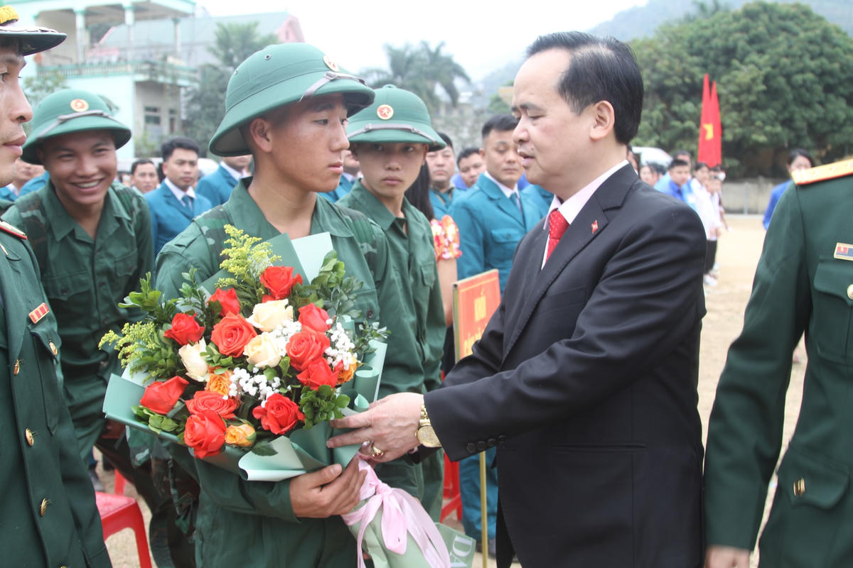 Lãnh đạo huyện Kỳ Sơn tặng quà cho đại diện công dân huyện nhà lên đường nhập ngũ.