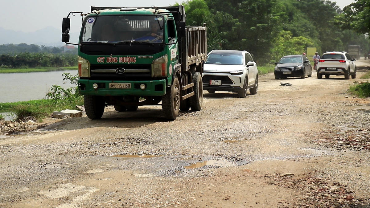 Mật độ lưu thông của các phương tiện trên tuyến Tỉnh lộ 527 là rất cao.