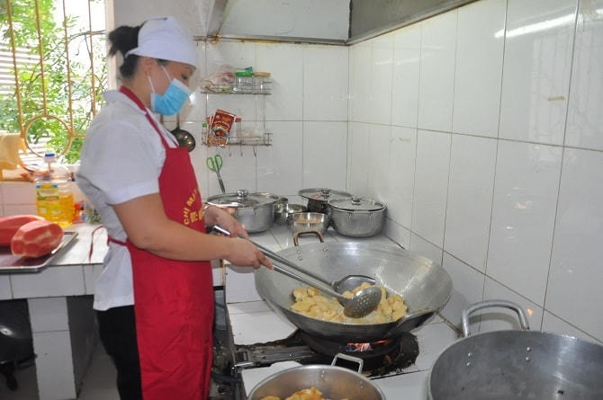 Đảm bảo an toàn thực phẩm bếp ăn tập thể là yêu cầu đặt ra với các trường học. Ảnh minh họa.