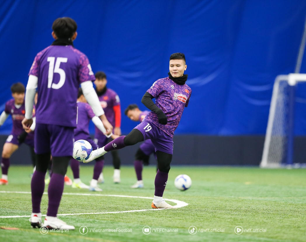 Buổi tập hôm qua, Quang Hải cùng tập luyện với đội tuyển. Ảnh: VFF.