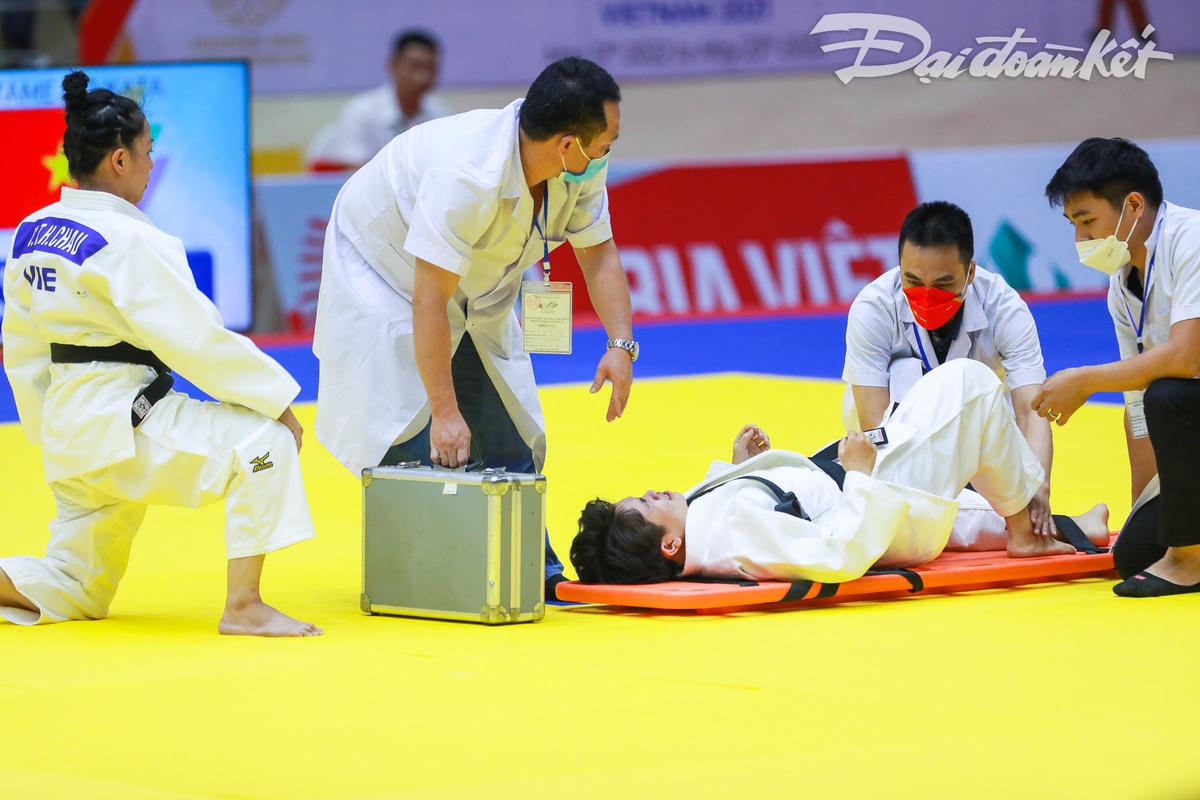 Vận động viên Trần Lê Phương Nga.đã không thể tiếp tục thi đấu ở những giây cuối cùng dù đã nén đau để cố hoàn thành bài thi.