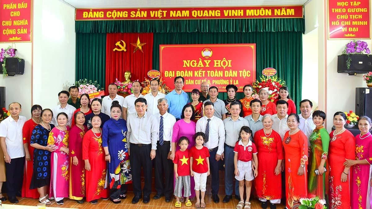 Các đồng chí lãnh đạo và các đại biểu chụp ảnh lưu niệm với nhân dân tổ 9, phường Ỷ La.