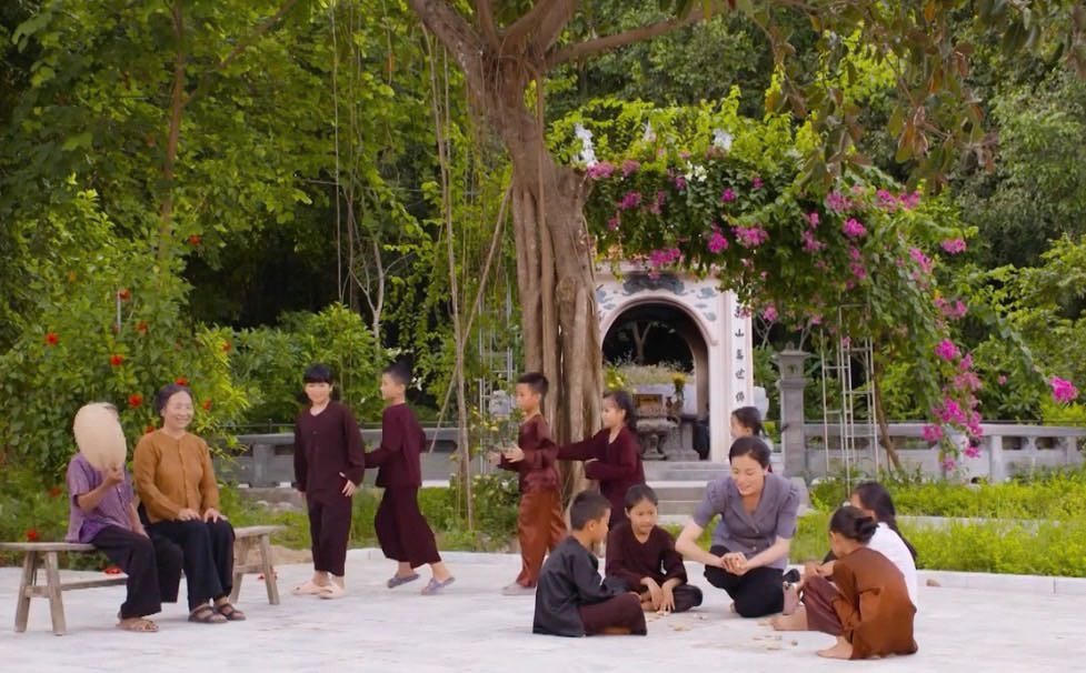 MV lấy bối cảnh tại làng quê Đô Lương - là quê hương của nữ ca sĩ. 