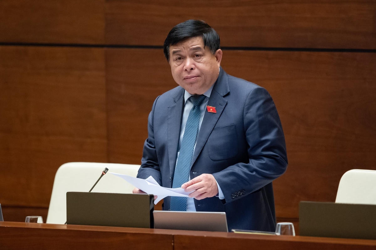 Bộ trưởng Bộ Kế hoạch và Đầu tư Nguyễn Chí Dũng tại phiên thảo luận ngày 1/6. Ảnh: Quang Vinh.