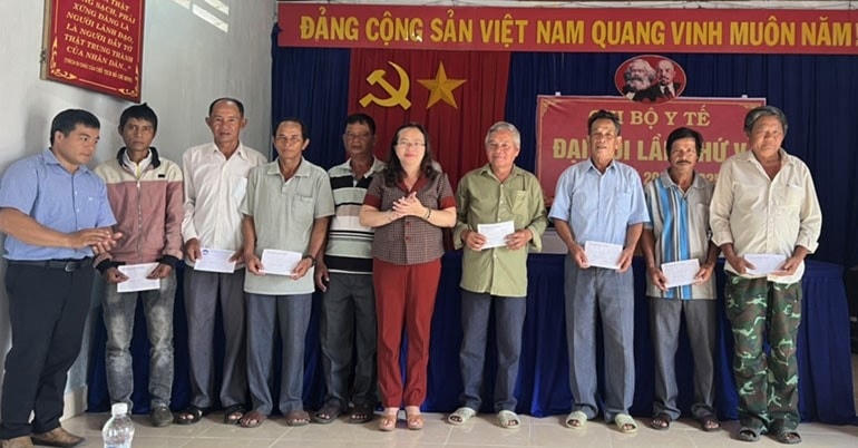  Bà Phạm Thị Ngọc Tuyết, Phó Chủ tịch Ủy ban MTTQ Việt Nam tỉnh Phú Yên trao quà cho Người có uy tín, tiêu biểu trong đồng bào DTTS huyện Sơn Hòa.