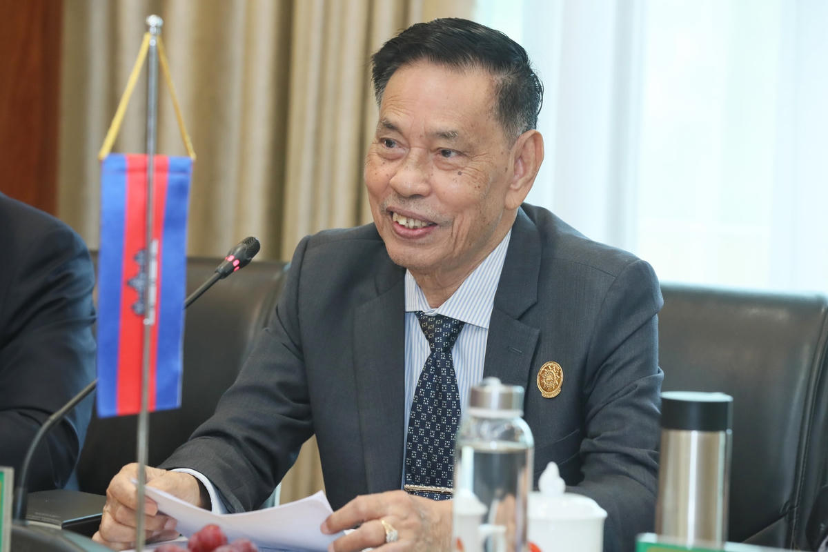 Ông Nhem Valy, Phó Chủ tịch Thường trực kiêm Tổng Thư ký Hội đồng Quốc gia Mặt trận Đoàn kết Phát triển Tổ quốc Campuchia phát biểu tại cuộc Hội đàm. Ảnh: Quang Vinh.