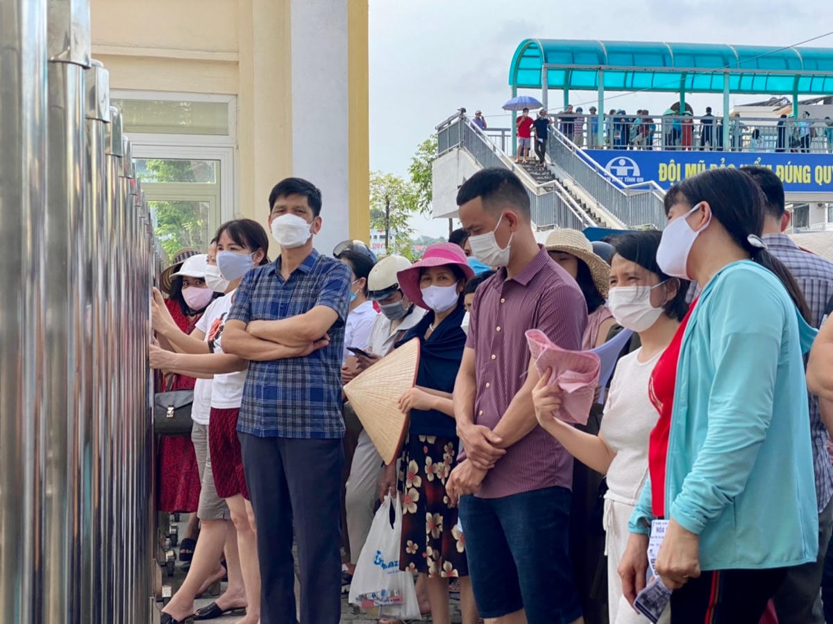 Các bậc phụ huynh tập trung trước điểm thi tại trường THPT Hòn Gai (TP Hạ Long) để đứng chờ con thi xong.