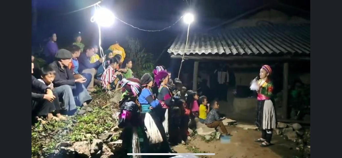 Một buổi tuyên truyền lưu động về phong chống tảo hôn và HNCHT tại  thôn Sán Trồ, xã Lũng Cú, huyện Đồng Văn, tỉnh Hà Giang. (Ảnh: Dương Ngọc Đức).