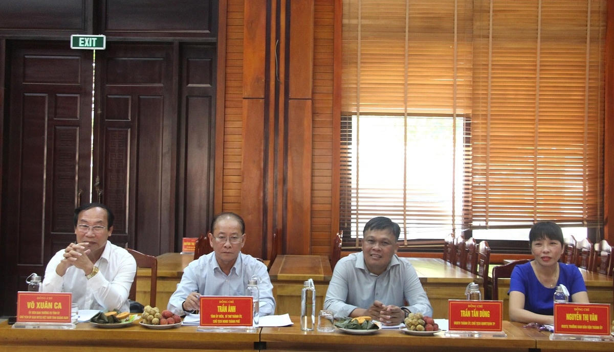 Các đại biểu tham dự buổi làm việc.