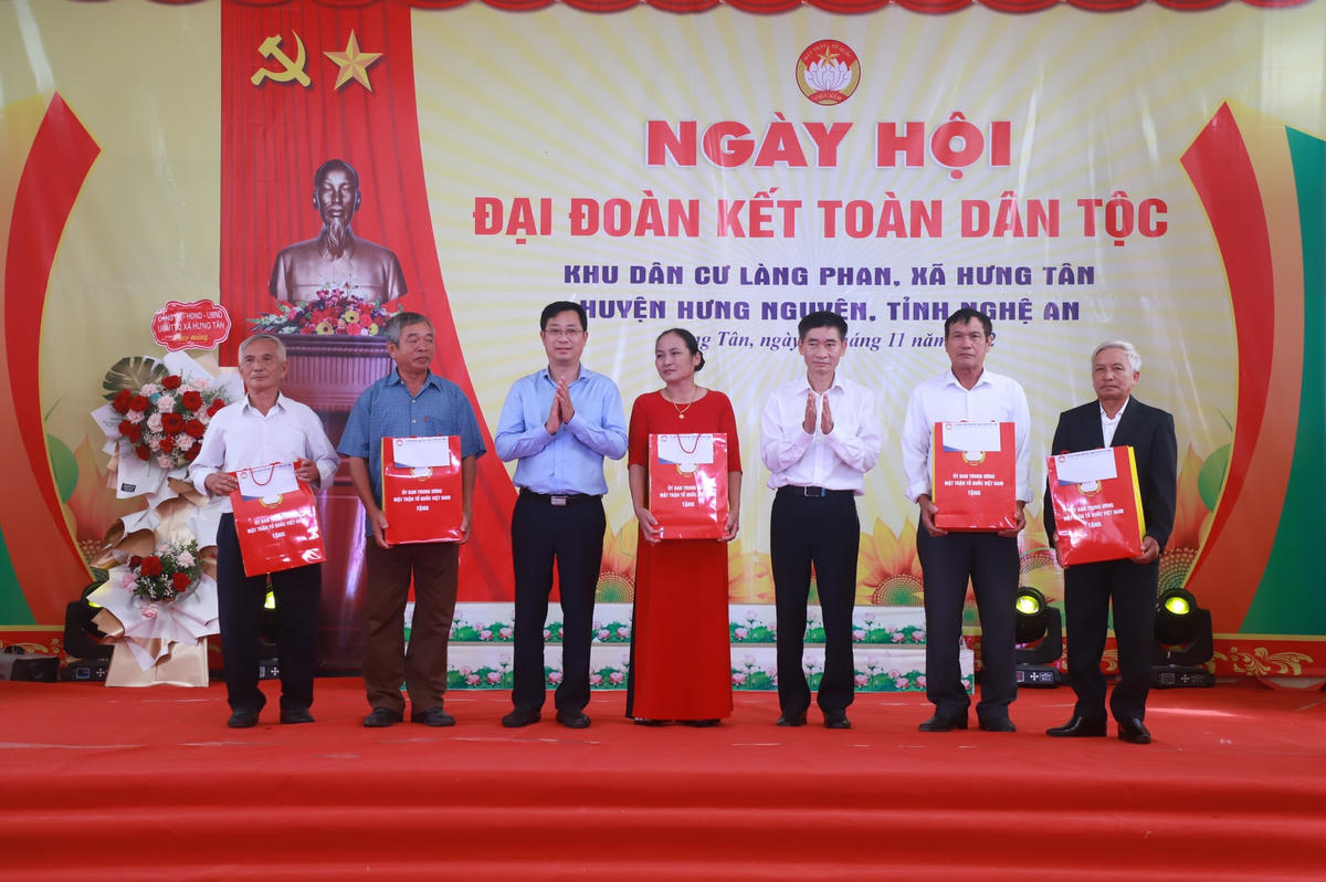 Cũng tại buổi lễ, đại diện UBTƯ MTTQ Việt Nam, Tổng Liên đoàn Lao động Việt Nam trao tặng quà cho người dân xã Hưng Tân.