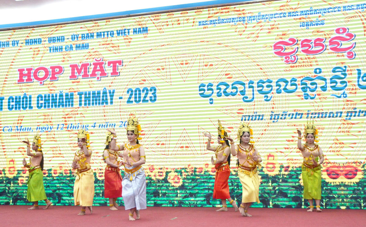 Tiết mục văn nghệ chào mừng họp mặt Tết Chôl Chnăm Thmây của đồng bào Khmer tại Cà Mau.