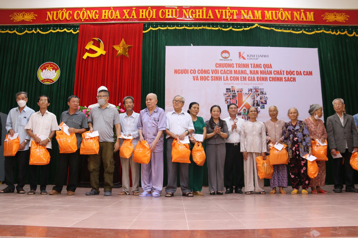 Tri ân anh hùng liệt sĩ, trao quà cho các gia đình chính sách tại Quảng Trị