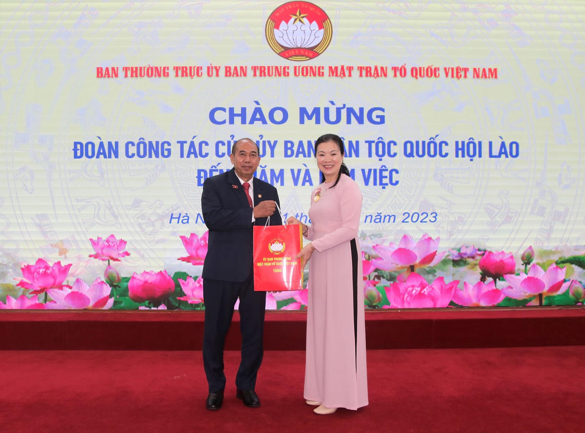 Phó Chủ tịch Trương Thị Ngọc Ánh tặng quà lưu niệm cho ông Khamchanh Sotapaserth.