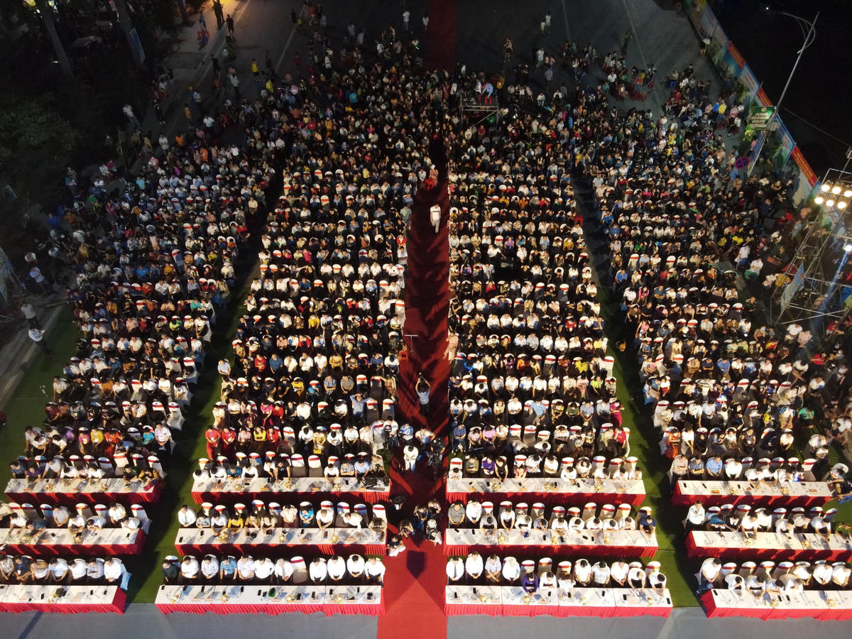 Chương trình sự tham gia của lãnh đạo tỉnh và đông đảo người dân địa phương.