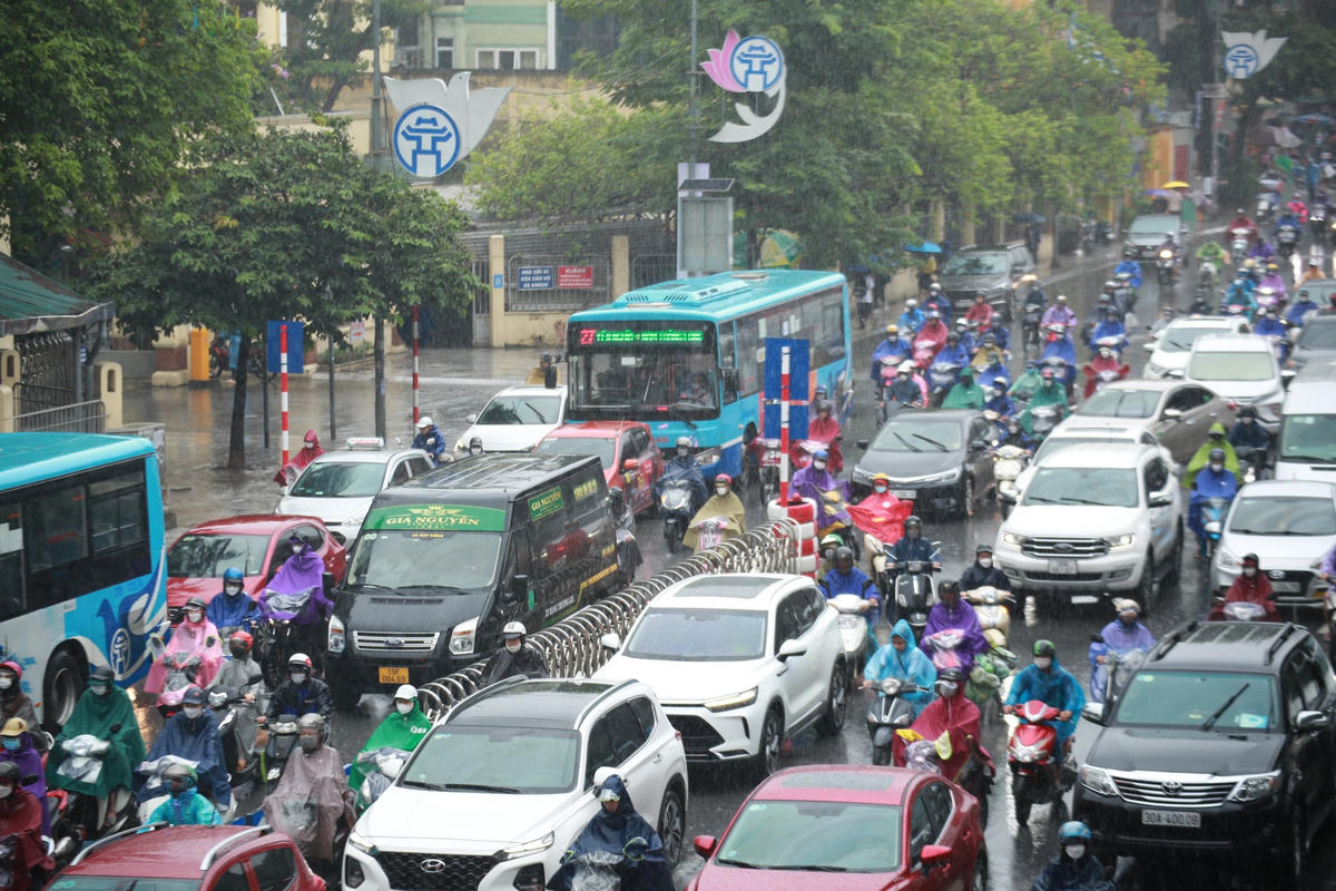 Hà Nội: Người dân chật vật trong cảnh ùn tắc kèm mưa lớn
