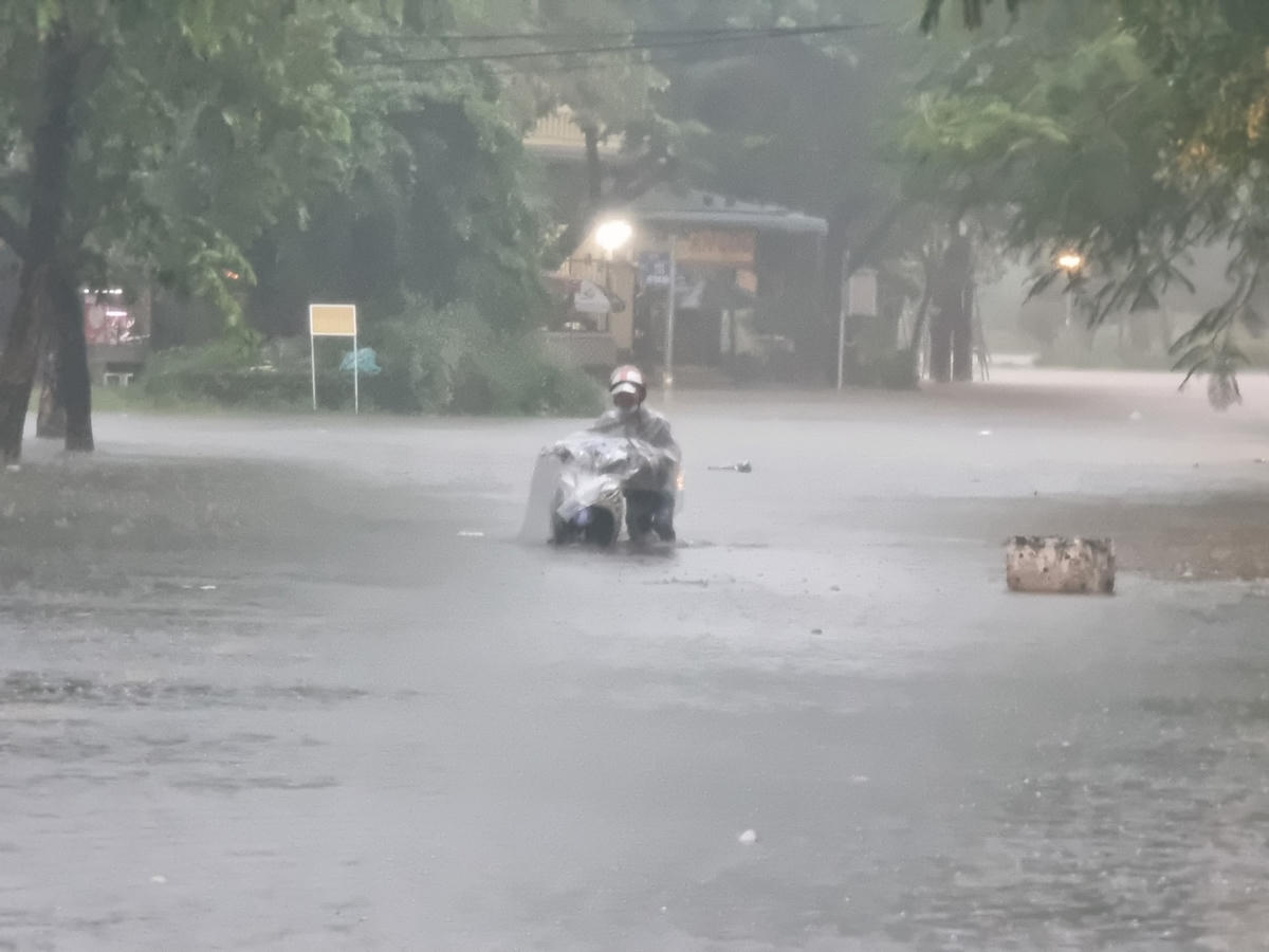 Ngày 14/10, mưa lớn, các hồ thủy điện tăng cường mức điều tiết nước khiến nhiều vùng trũng ở tỉnh Thừa Thiên - Huế xuất hiện ngập lụt.