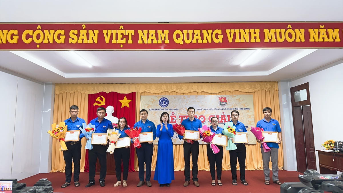 Giám đốc BHXH tỉnh Hậu Giang Nguyễn Thị Thanh Xuân trao giải cho các cá nhân đạt giải.