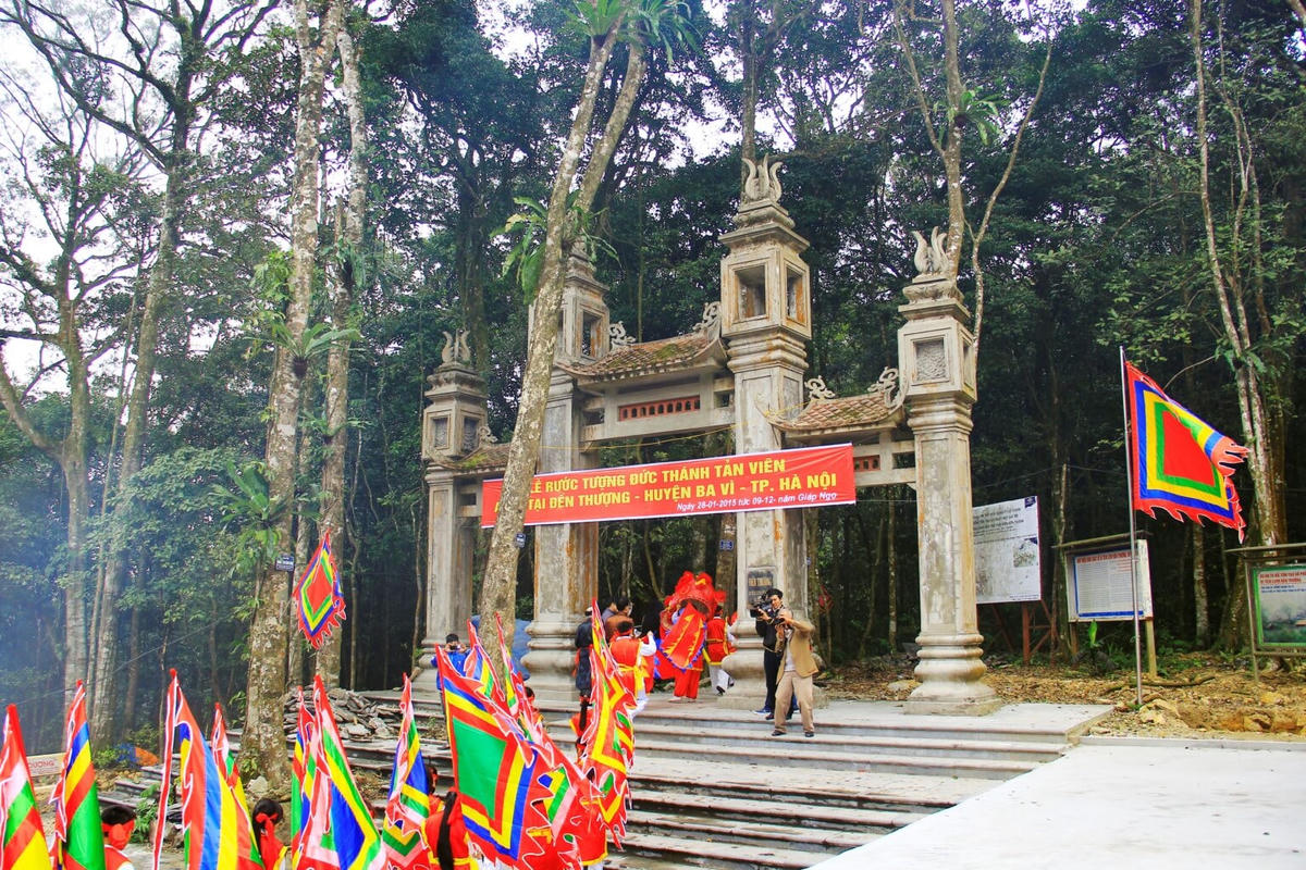 Đền thờ Đức Thánh Tản Viên trên núi Ba Vì.  