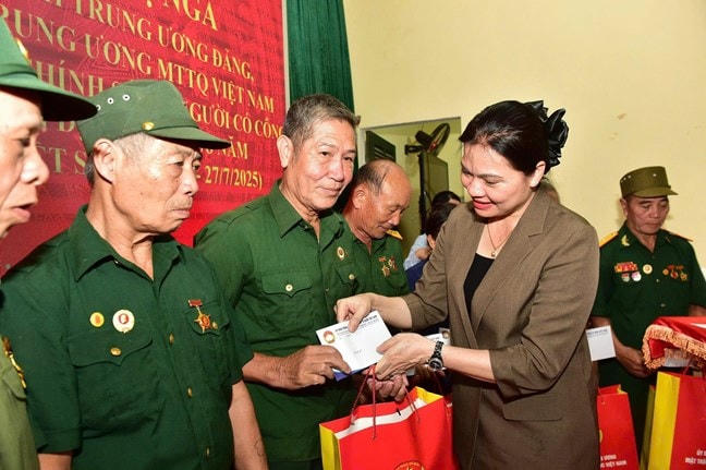 Phó Chủ tịch Ủy ban Trung ương Mặt trận Tổ Quốc Việt Nam Hà Thị Nga trao quà của Ủy ban Trung ương MTTQ Việt Nam cho các thương binh.