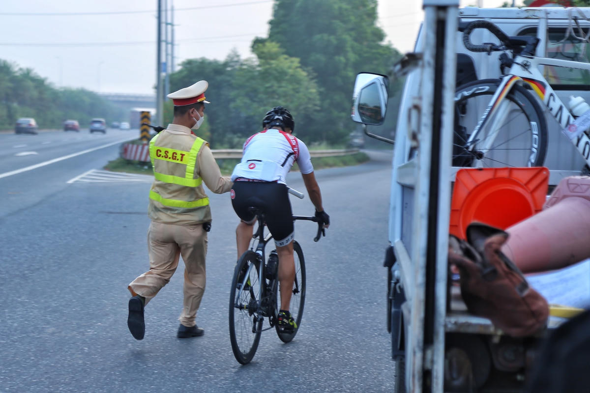 Nhiều người đi xe đạp không chấp hành hiệu lệnh dừng xe của lực lượng chức năng.