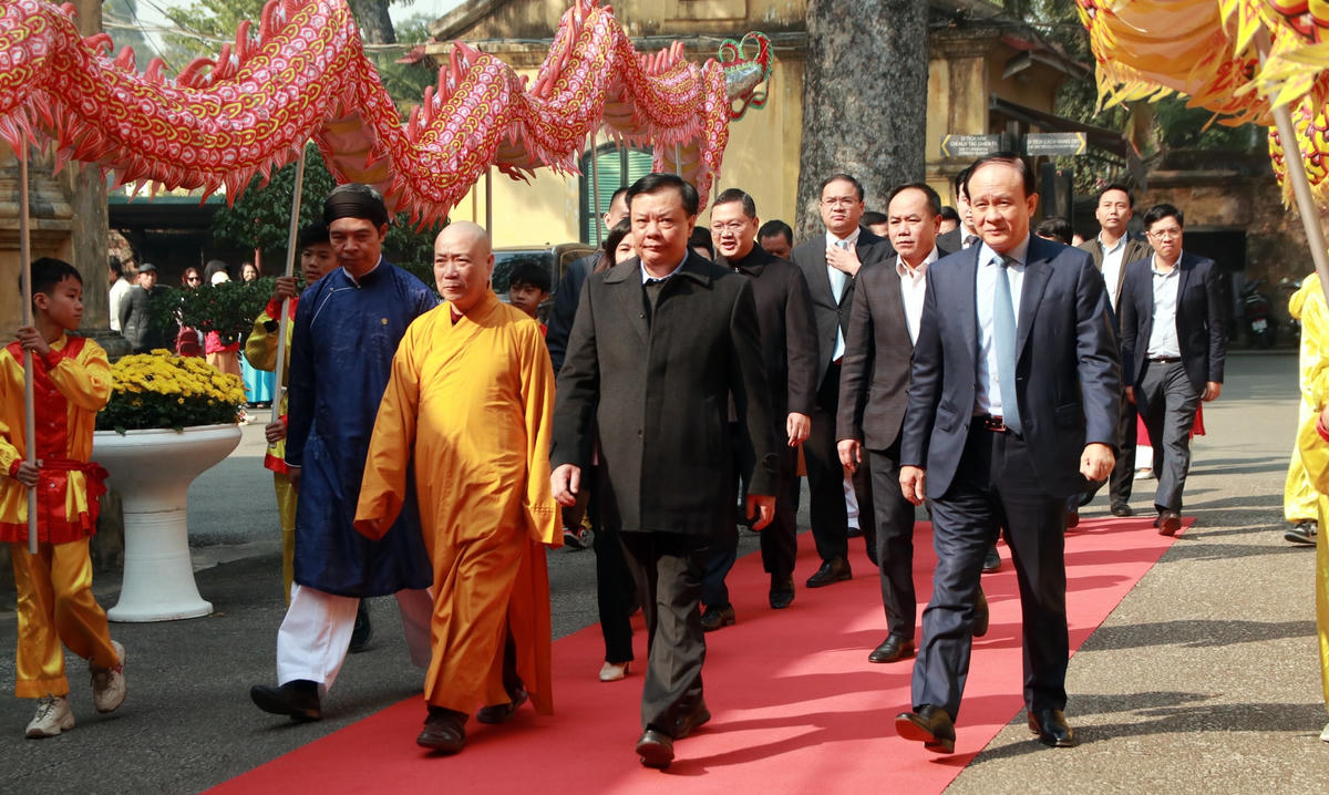 Lãnh đạo thành phố dâng hương tưởng nhớ các bậc tiên đế, các bậc hiền tài.