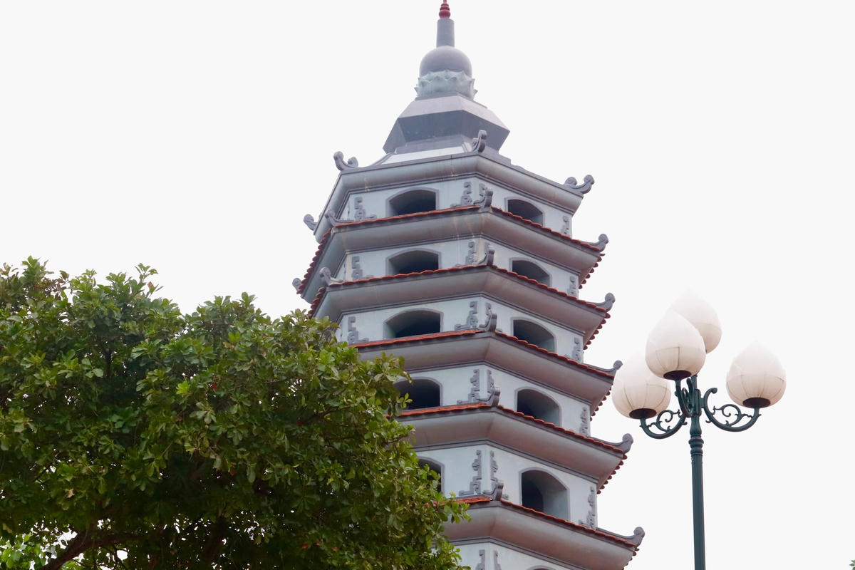 Anh Nguyễn Bình Long (người trông coi Đền tưởng niệm) chia sẻ: “Tôi cùng 2 người nữa trực tiếp trông coi di tích này. Vào những ngày cuối năm, nơi đây, có hàng trăm lượt người đến tham quan, nhiều người đến đây để bày tỏ lòng thành kính đối với các cựu chiến binh và những thanh niên xung phong đã ngã xuống trong cuộc kháng chiến chống Mỹ ác liệt. Đây còn là “địa chỉ đỏ” trong hệ thống di tích lịch sử đường Trường Sơn để khách khi du lịch Quảng Bình đến thăm viếng, dâng hương tưởng niệm”.