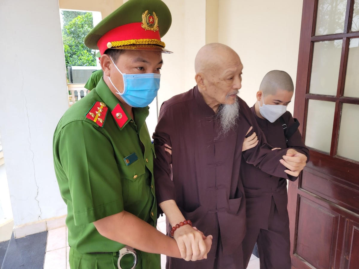 Bị cáo Lê Tùng Vân bất ngờ vắng mặt tại phiên tòa với lý do tuổi cao, sức khỏe không tốt.