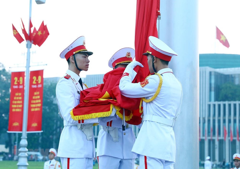 Các chiến sỹ tiêu binh thực hiện từng động tác chuẩn xác và trang nghiêm. (Ảnh: Phạm Kiên/TTXVN).