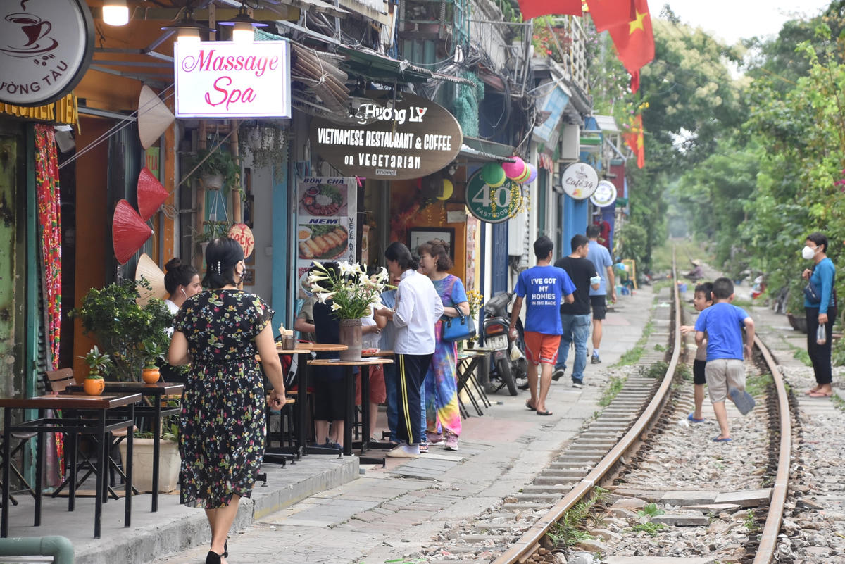 Theo đó, để được kinh doanh trở lại, các hộ kinh doanh phải phải tuân thủ quy định chỉ hoạt động trong nhà, không được lấn chiếm hành lang đường sắt.