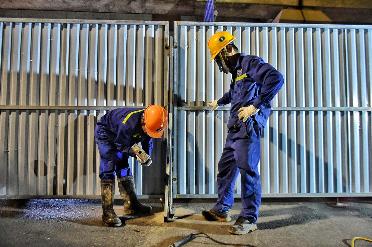 Cùng đó, yêu cầu lực lượng Thanh tra Sở GTVT bố trí lực lượng phối hợp với lực lượng CSGT và các đơn vị liên quan tổ chức hướng dẫn cho các phương tiện lưu thông theo phương án tổ chức giao thông. Bên cạnh đó, tiếp tục theo dõi, đánh giá tình hình giao thông đi lại trên tuyến và khu vực để kịp thời phát hiện, đề xuất các bất cập về tổ chức giao thông.
