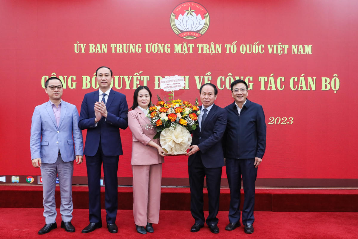 Phó Chủ tịch - Tổng Thư ký Lê Tiến Châu, Phó Chủ tịch Phùng Khánh Tài tặng hoa chúc mừng bà Nông Thị Mai Huyền.