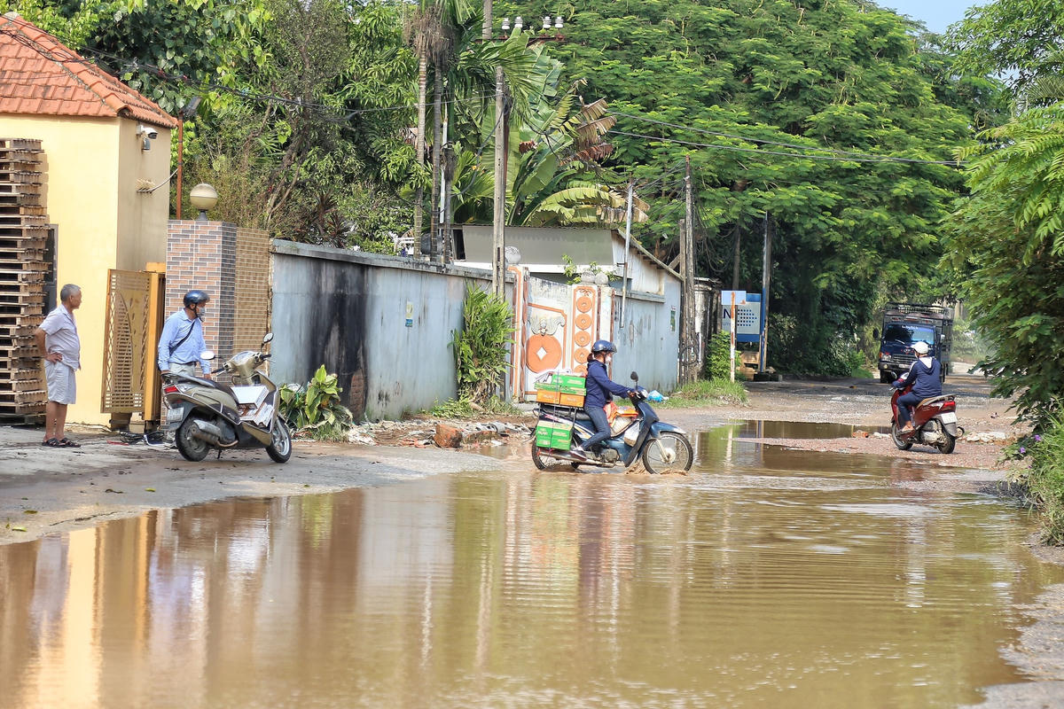 Không chỉ có xe máy, xe đạp di chuyển khó khăn mà những chiếc xe ô tô, xe tải cũng gặp rất nhiều vất vả.