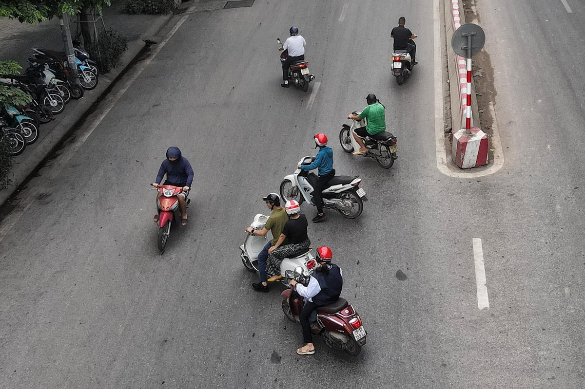 Trêu đùa 'tử thần' người dân liều lĩnh đi ngược chiều về nhà