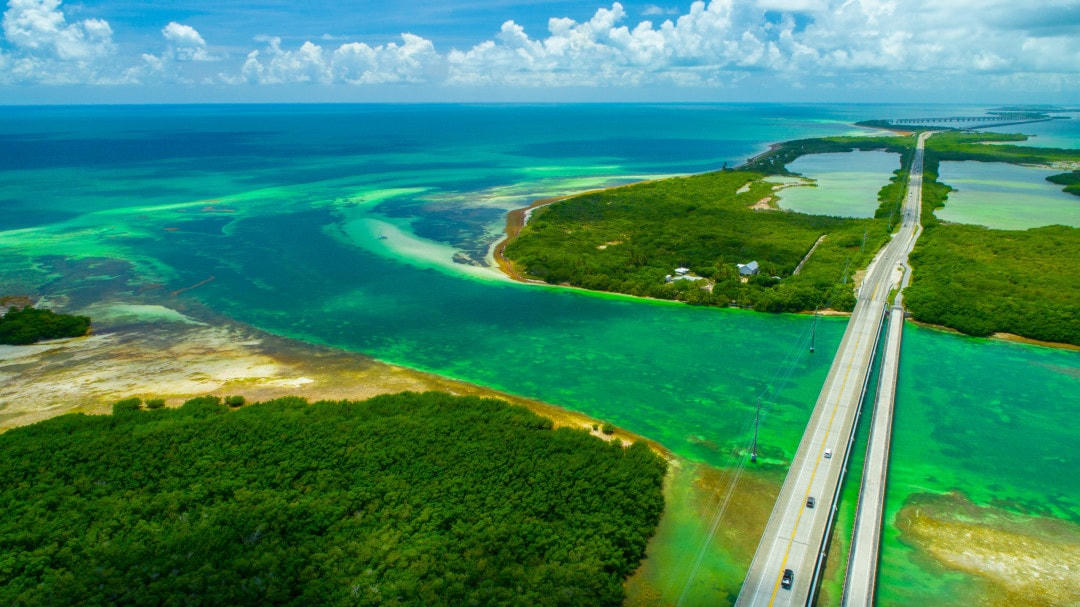 Đường cao tốc Overseas, Mỹ - dài 180 km, băng qua 42 cây cầu để nối Miami với điểm cực Nam ở Key West.