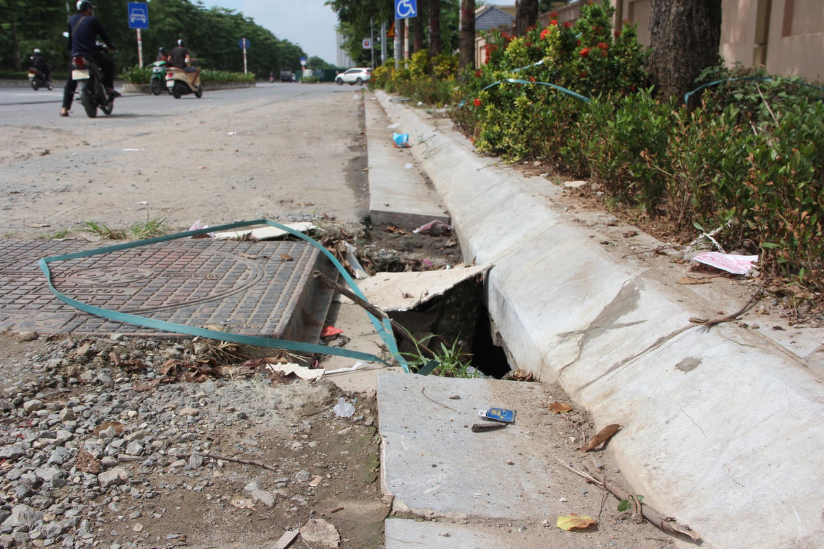Hà Nội: Đại lộ nghìn tỷ biến thành nơi buôn bán, đổ rác