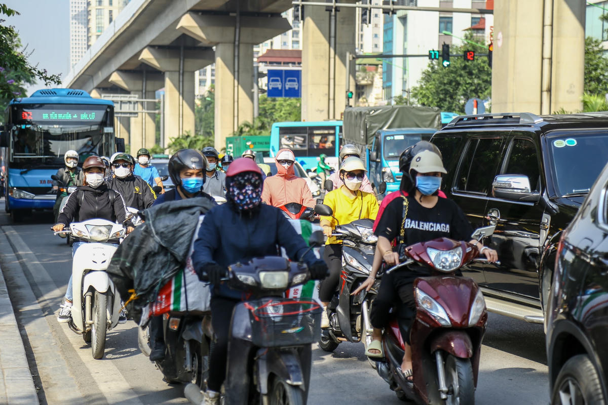 Nhiều người phải chật vật len lỏi để di chuyển.