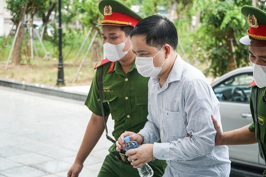 Bị cáo Phạm Trung Kiên, cựu Thư ký Thứ trưởng Bộ Y tế, được dẫn giải đến phiên tòa nghe tuyên án. Ảnh: PLO.