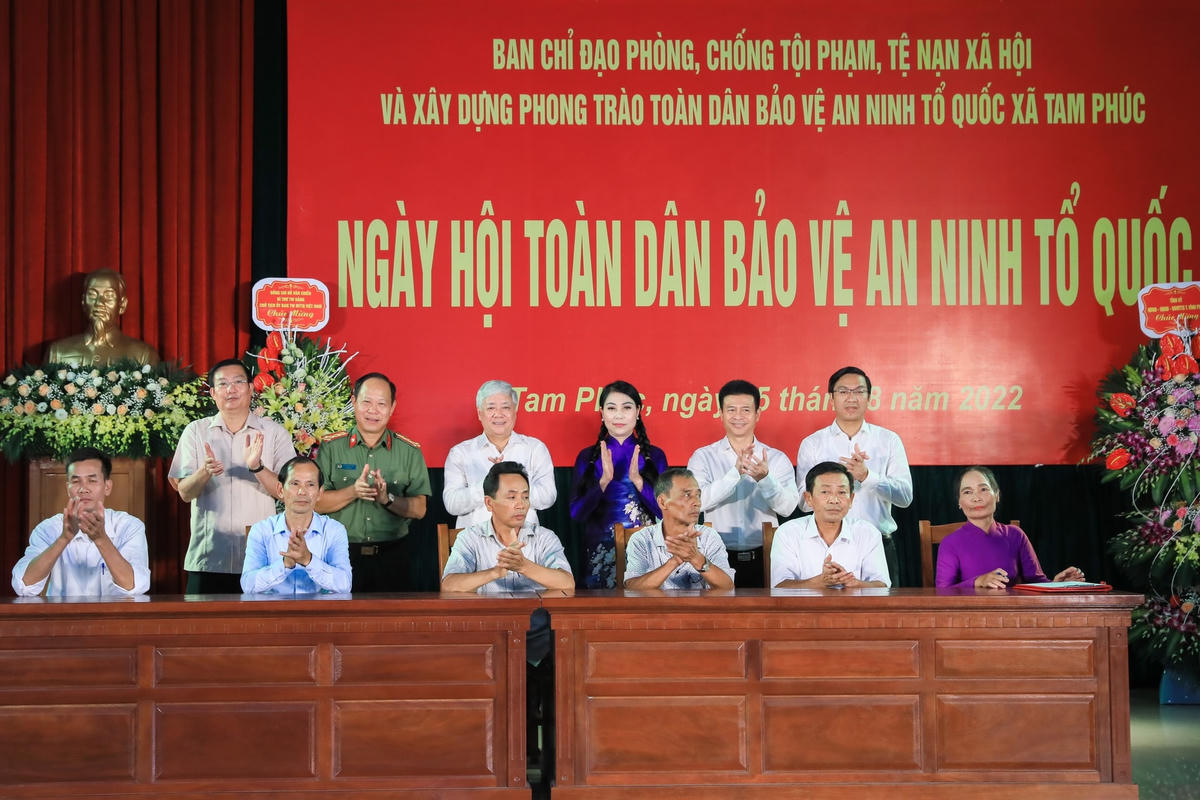 Bí thư Trung ương Đảng, Chủ tịch UBTƯ MTTQ Việt Nam Đỗ Văn Chiến cùng các đại biểu chứng kiến Lễ Ký kết giao ước thi đua giữa MTTQ và các tổ chức chính trị - xã hội.