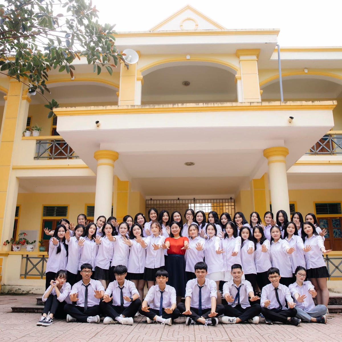 Tập thể lớp 12D1 khóa 54, Trường THPT Anh Sơn 1, huyện Anh Sơn (Nghệ An) có 40/44 đạt điểm 9 môn Ngữ văn tại kỳ thi tốt nghiệp THPT 2022.