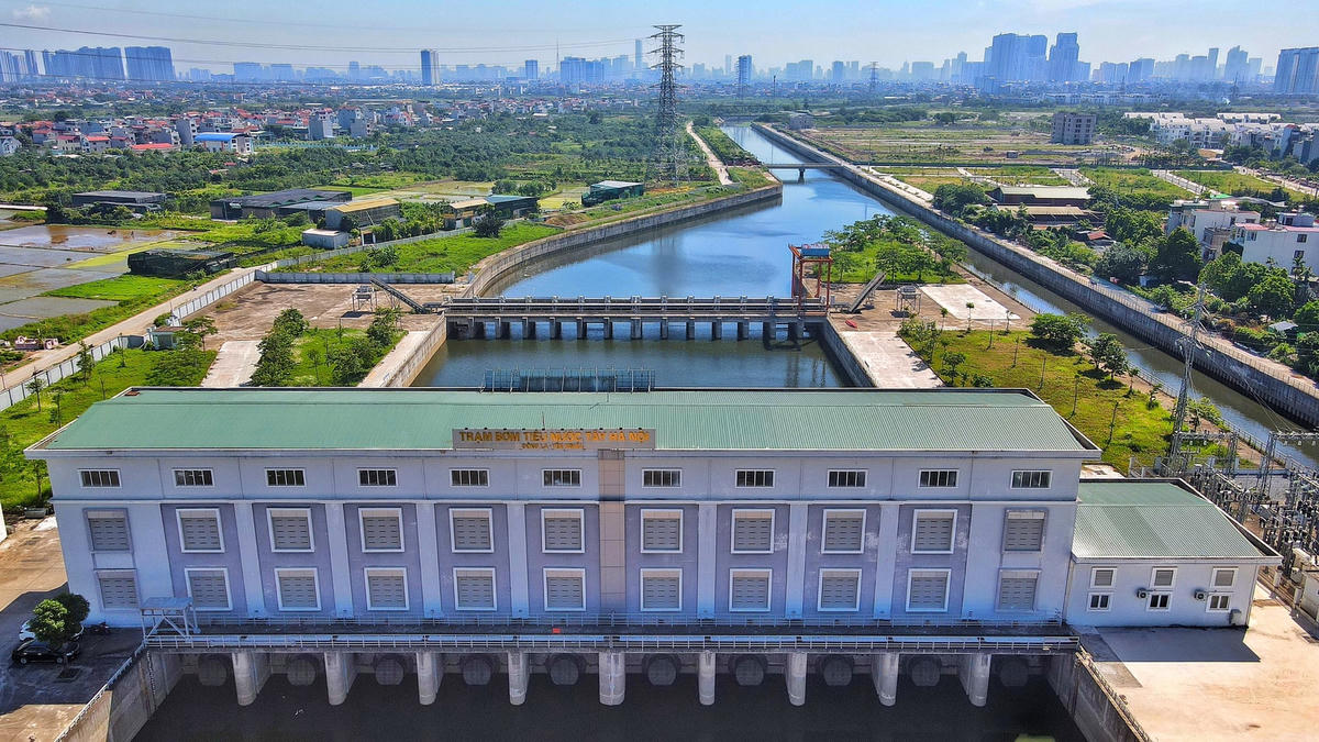 Do thiếu nước, cao điểm mùa mưa bão, trạm bơm Yên Nghĩa cũng chỉ vận hành 3/10 tổ máy, những tổ còn lại đóng cửa.