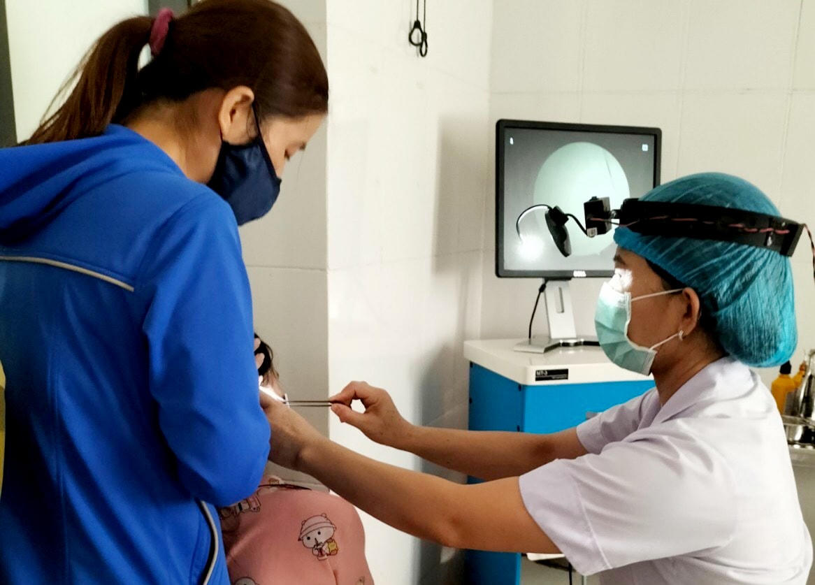 Bác sĩ nội soi và tiến hành gắp bỏ dị vật ra khỏi tai bệnh nhi N.T.T.