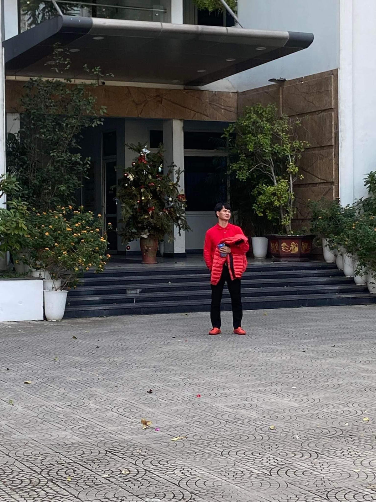 Hình ảnh Vân Dung được vác lên vai, NSƯT Xuân Bắc có phần nhếch nhác... sau giờ tập căng thẳng khiến khán giả thích thú.