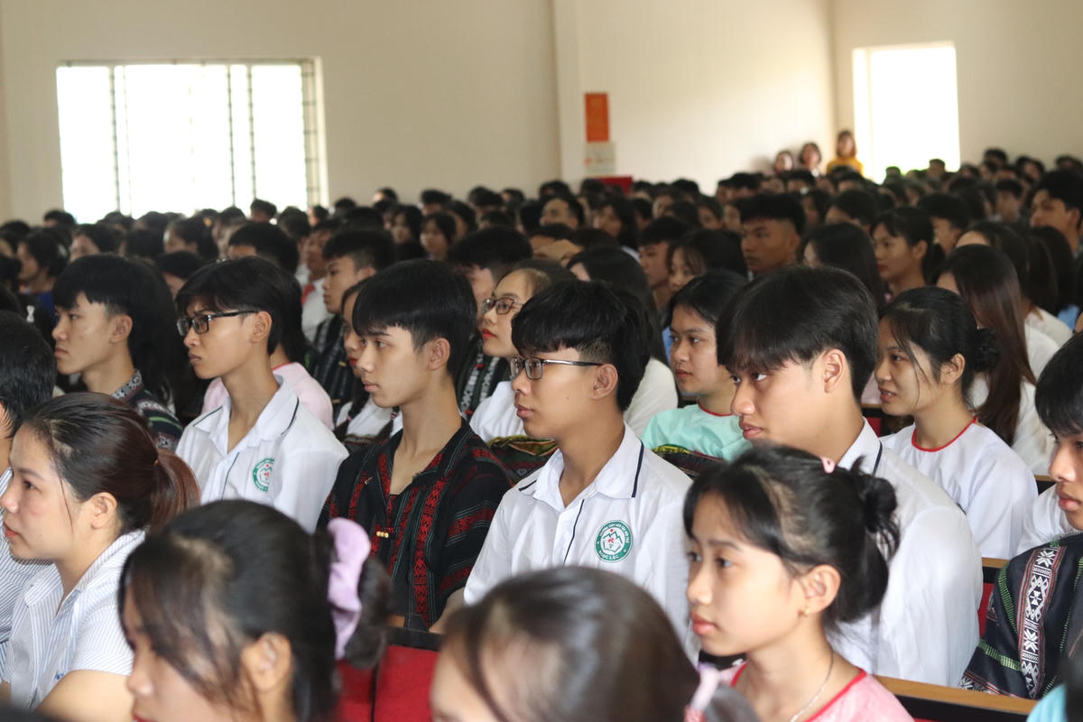 Phó Chủ tịch nước Võ Thị Ánh Xuân dự khai giảng tại ngôi trường miền núi xứ Thanh