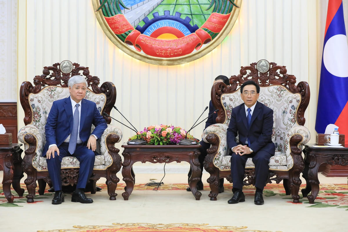 Bí thư Trung ương Đảng, Chủ tịch UBTƯ MTTQ Việt Nam Đỗ Văn Chiến trao đổi với Thủ tướng nước CHDCND Lào Phankham Viphavanh. Ảnh: Quang Vinh.