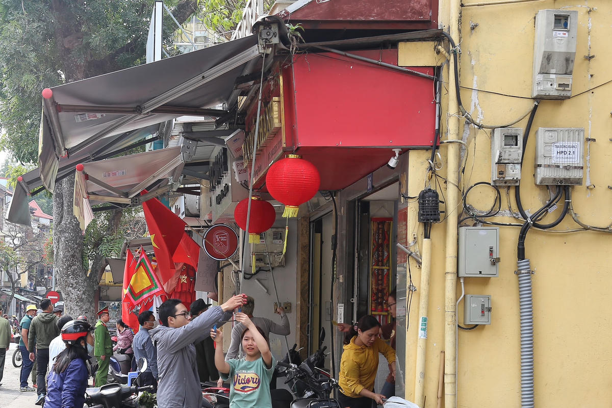 Công an Hà Nội ra quân lấy lại vỉa hè cho người đi bộ