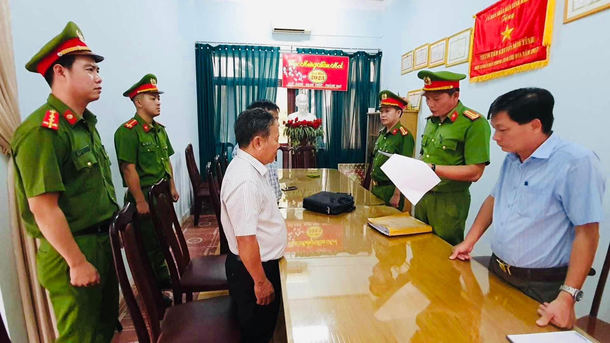 Cơ quan Cảnh sát điều tra Công an TP Buôn Ma Thuột  tống đạt quyết định khởi tố.