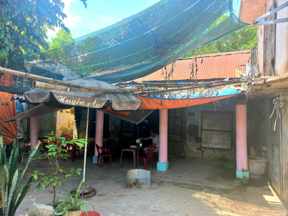 Ngôi nhà ông Nguyễn Văn Hải tồn tại hơn 100 năm qua nay đã xuống cấp nhưng không thể xây dựng lại vì vướng quy hoạch “treo”.