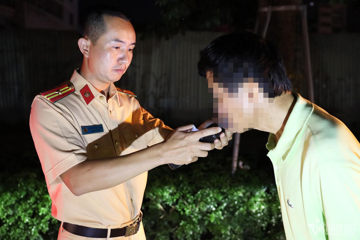 CSGT đo nồng độ cồn trong hơi thở của tài xế ô tô, qua kiểm tra không phát hiện vi phạm. Nguồn: Vietnamnet.