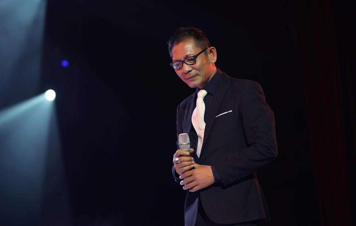 NSƯT Đức Long trong liveshow kỷ niệm 40 năm ca hát của mình.  