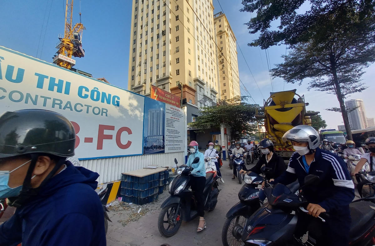 Việc xe bồn bê tông Việt Tiệp hoạt động trong giờ cấm, lấn chiếm vỉa hè người đi bộ, làm giao thông trở nên chật  chội vào giờ cao điểm.